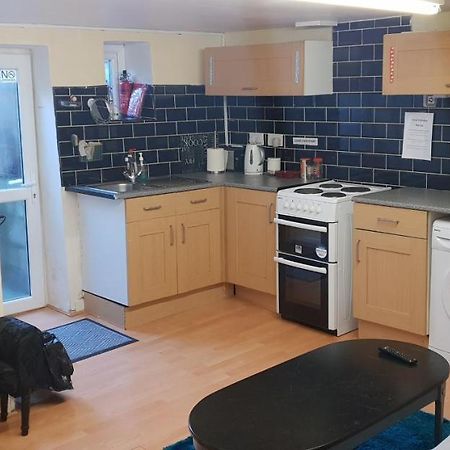 Private Basement Studio Flat With Modern Features Apartment Huddersfield Bagian luar foto