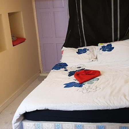 Private Basement Studio Flat With Modern Features Apartment Huddersfield Bagian luar foto