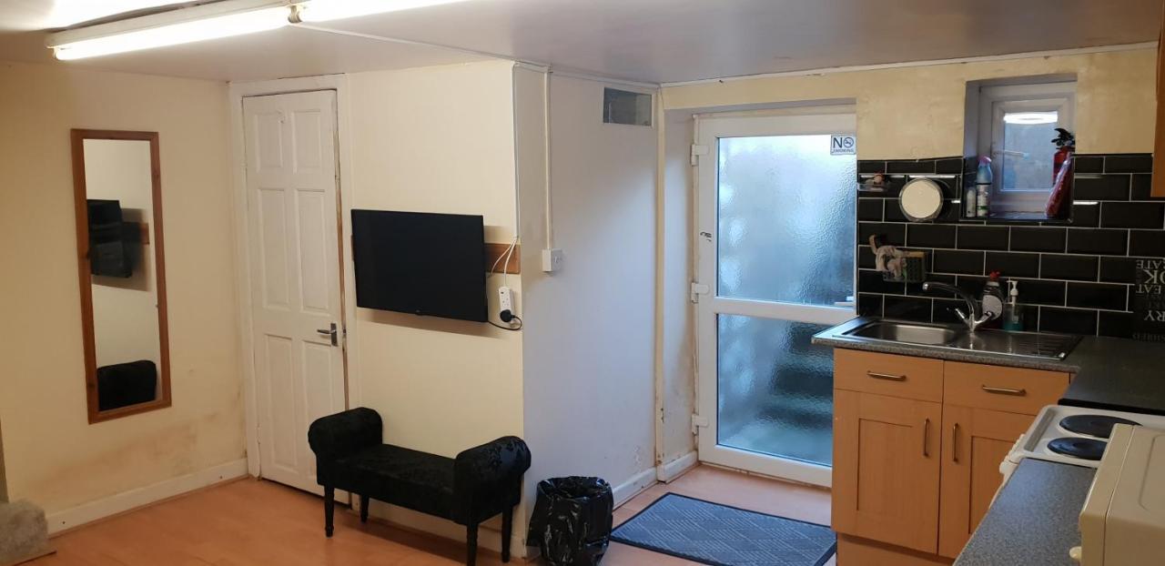 Private Basement Studio Flat With Modern Features Apartment Huddersfield Bagian luar foto