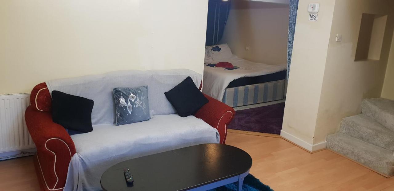 Private Basement Studio Flat With Modern Features Apartment Huddersfield Bagian luar foto