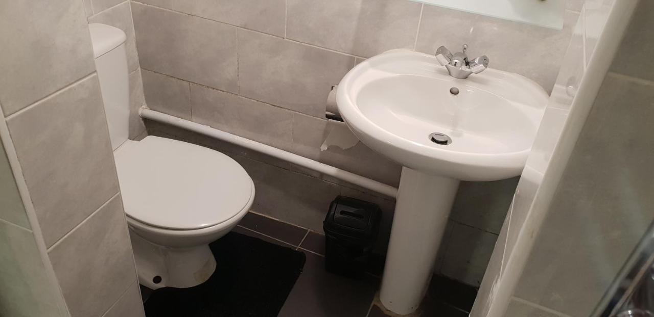Private Basement Studio Flat With Modern Features Apartment Huddersfield Bagian luar foto