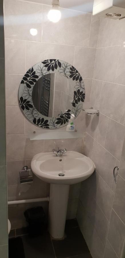 Private Basement Studio Flat With Modern Features Apartment Huddersfield Bagian luar foto