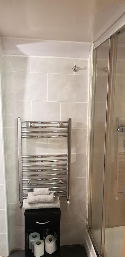 Private Basement Studio Flat With Modern Features Apartment Huddersfield Bagian luar foto