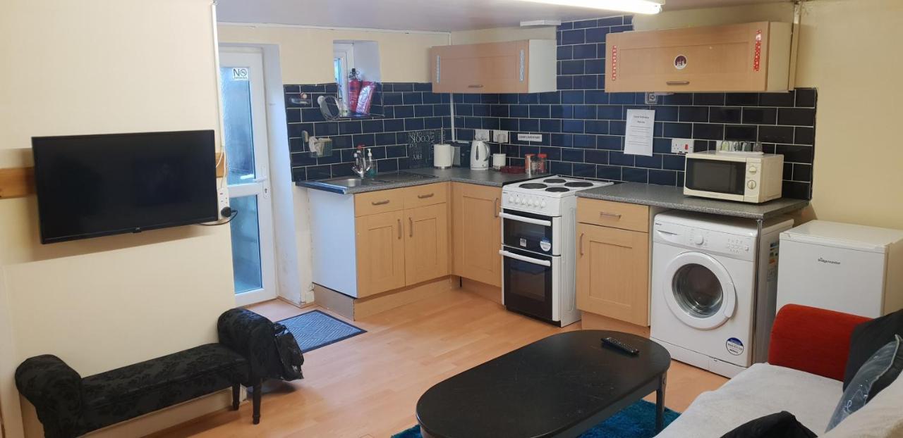 Private Basement Studio Flat With Modern Features Apartment Huddersfield Bagian luar foto